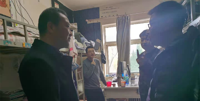 我院领导看望新学期返校学生 我院领导看望新学期返校学生