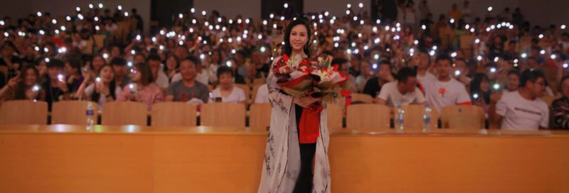女高音歌唱家黄璐博士“中国艺术歌曲百校巡演文化交流音乐会”在我院圆满举办 女高音歌唱家黄璐博士“中国艺术歌曲百校巡演文化交流音乐会”在我院圆满举办