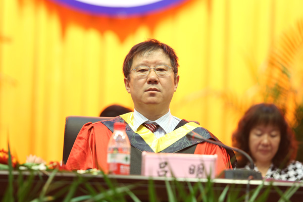 我院举行2012届毕业生毕业典礼