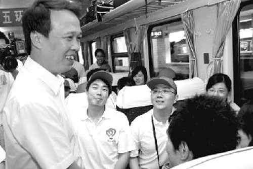 我院崔博、路一丁同学昨随山西省2008北京奥运会百名志愿者服务队出征 我院崔博、路一丁同学昨随山西省2008北京奥运会百名志愿者服务队出征