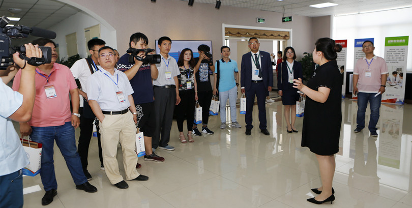 我院“首届创新创业文化节开幕式暨双创人才培养、区域经济发展、众创空间建设主题论坛”在孝义校区隆重举行 我院“首届创新创业文化节开幕式暨双创人才培养、区域经济发展、众创空间建设主题论坛”在孝义校区隆重举行