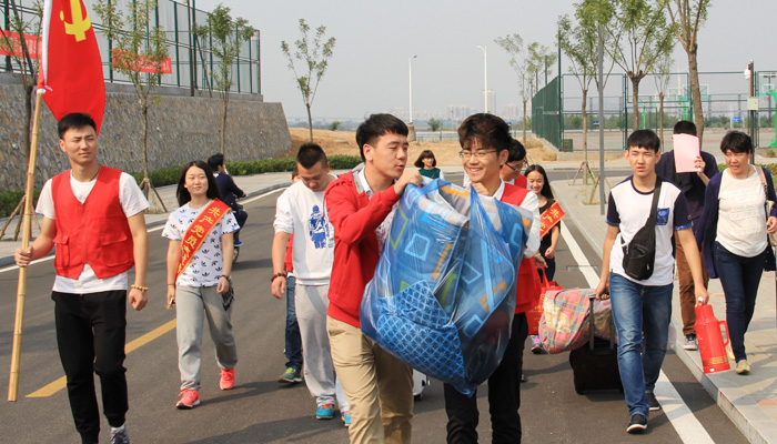 我院十七学生党支部开展迎新志愿服务活动 我院十七学生党支部开展迎新志愿服务活动