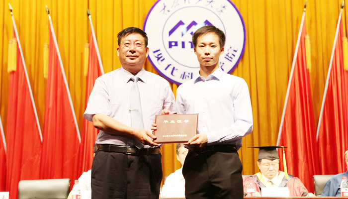 我院隆重举行2015届毕业生毕业典礼暨学位授予大会 我院隆重举行2015届毕业生毕业典礼暨学位授予大会
