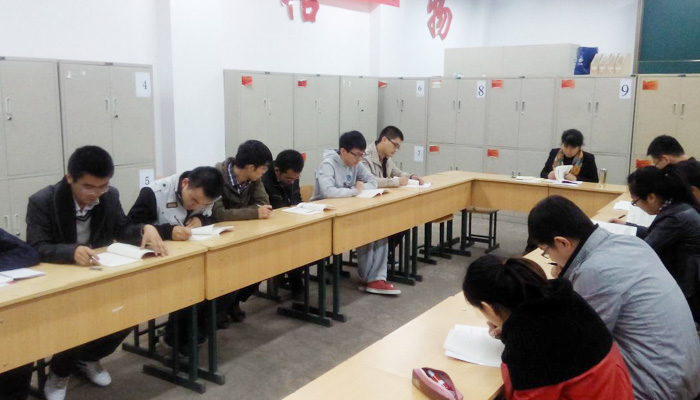院领导深入第四学生党支部参加群众路线学习交流会 院领导深入第四学生党支部参加群众路线学习交流会