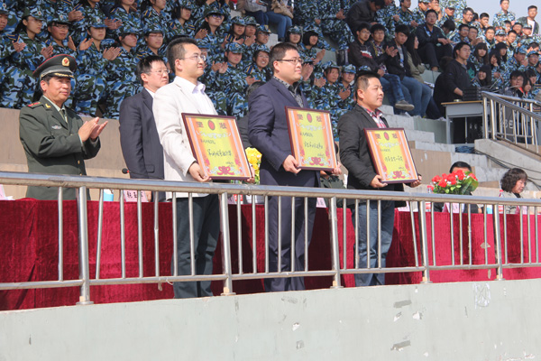 我院隆重举行2012级新生军训汇报表演暨总结表彰大会 我院隆重举行2012级新生军训汇报表演暨总结表彰大会