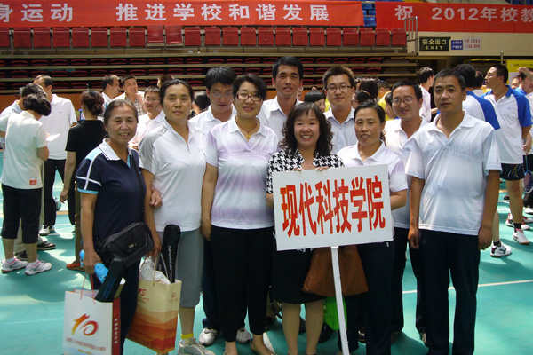 我院教工积极参加校2012年教职工羽毛球团体赛 我院教工积极参加校2012年教职工羽毛球团体赛