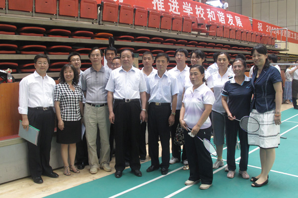 我院教工积极参加校2012年教职工羽毛球团体赛 我院教工积极参加校2012年教职工羽毛球团体赛