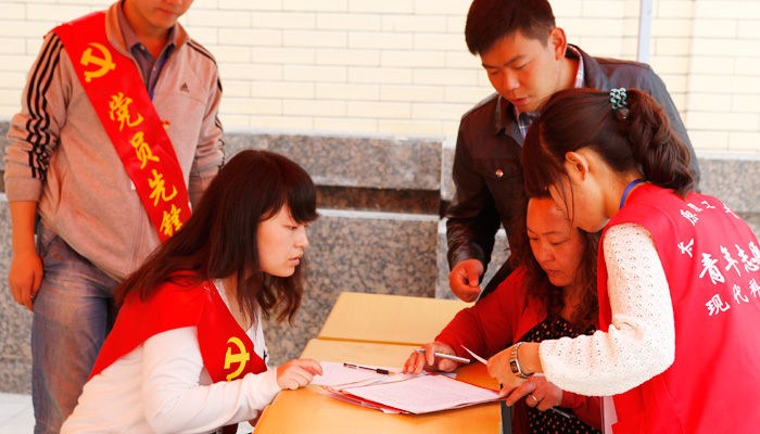我院第一学生党支部顺利完成迎新服务岗工作 我院第一学生党支部顺利完成迎新服务岗工作