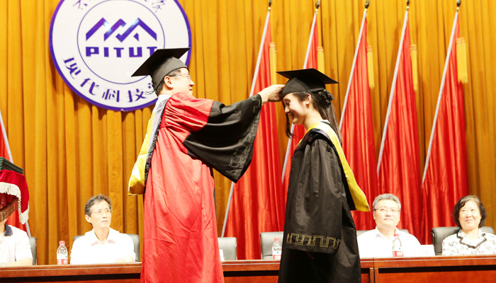 我院隆重举行2015届毕业生毕业典礼暨学位授予大会 我院隆重举行2015届毕业生毕业典礼暨学位授予大会