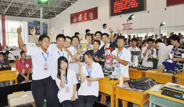 我院谢鹏飞同学参加2010中国机器人大赛并获奖 我院谢鹏飞同学参加2010中国机器人大赛并获奖