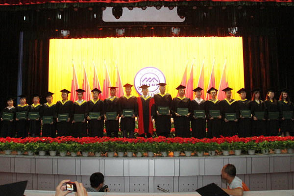 我院举行2012届毕业生毕业典礼