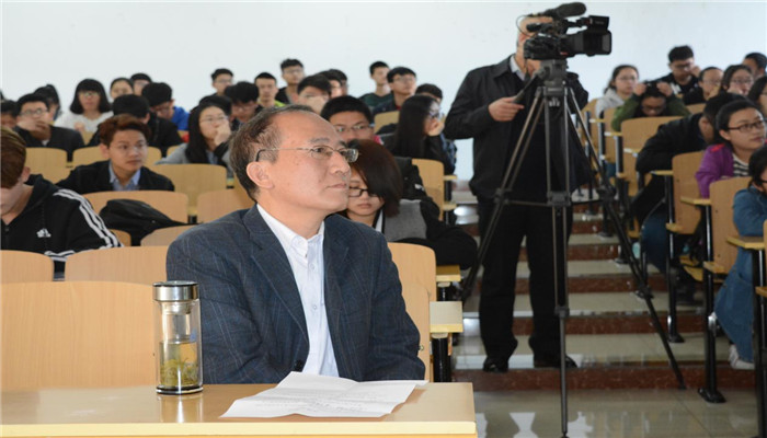天津大学杨全红教授应邀来我院作题为《简单造就神奇—碳、石墨烯和科学研究》的学术讲座 天津大学杨全红教授应邀来我院作题为《简单造就神奇—碳、石墨烯和科学研究》的学术讲座