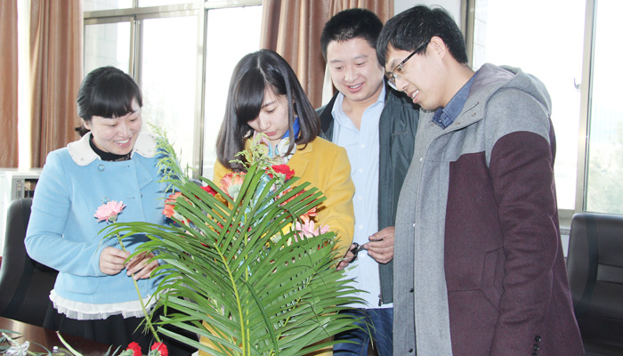 我院举行“青春·知性·美丽”庆祝“三八”妇女节插花比赛 我院举行“青春·知性·美丽”庆祝“三八”妇女节插花比赛