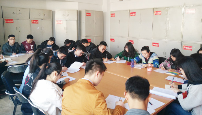 我院第十三学生党支部召开”学习两会”专题组织会 我院第十三学生党支部召开”学习两会”专题组织会
