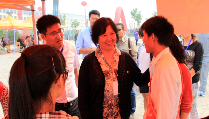 我院十七学生党支部开展迎新志愿服务活动 我院十七学生党支部开展迎新志愿服务活动
