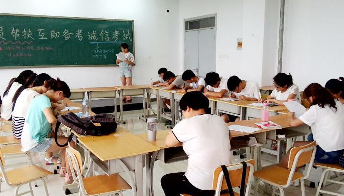 第十七学生党支部开展“党员帮扶,互助备考,诚信考试”主题活动 第十七学生党支部开展“党员帮扶,互助备考,诚信考试”主题活动