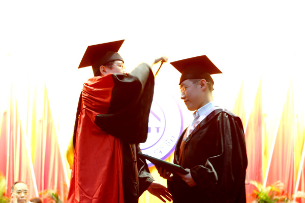 我院举行2012届毕业生毕业典礼