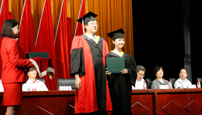 我院隆重举行2014届毕业生毕业典礼暨学位授予大会