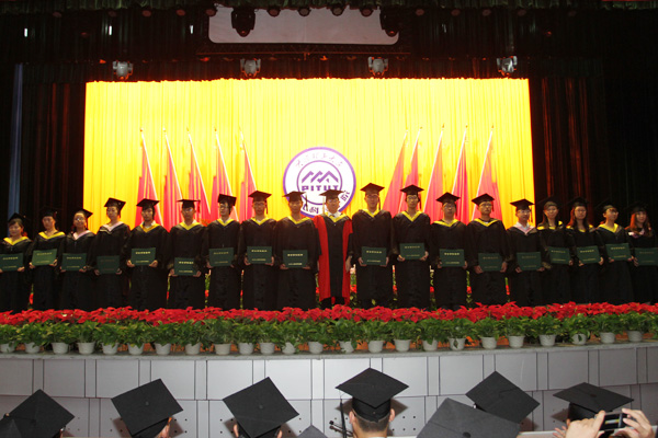 我院举行2012届毕业生毕业典礼
