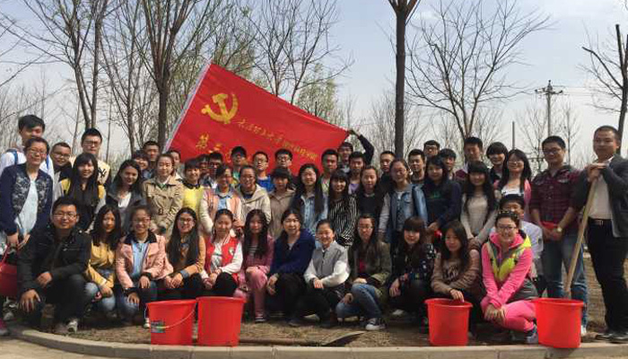 我院第三学生党总支开展“为城市添绿,做先锋党员”主题党日活动 我院第三学生党总支开展“为城市添绿,做先锋党员”主题党日活动
