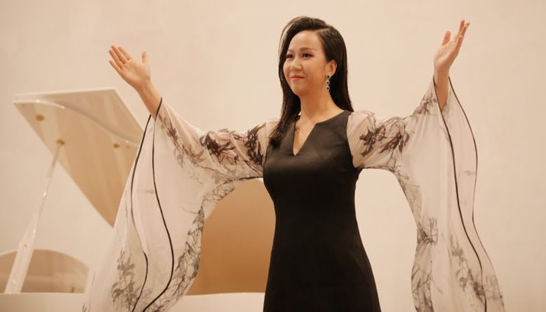 女高音歌唱家黄璐博士“中国艺术歌曲百校巡演文化交流音乐会”在我院圆满举办 女高音歌唱家黄璐博士“中国艺术歌曲百校巡演文化交流音乐会”在我院圆满举办