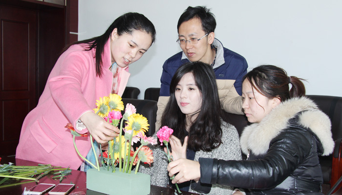 我院举行“青春·知性·美丽”庆祝“三八”妇女节插花比赛 我院举行“青春·知性·美丽”庆祝“三八”妇女节插花比赛