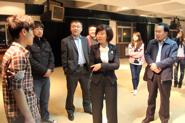 梁丽萍副校长亲临我院看望慰问参演校庆晚会人员 梁丽萍副校长亲临我院看望慰问参演校庆晚会人员