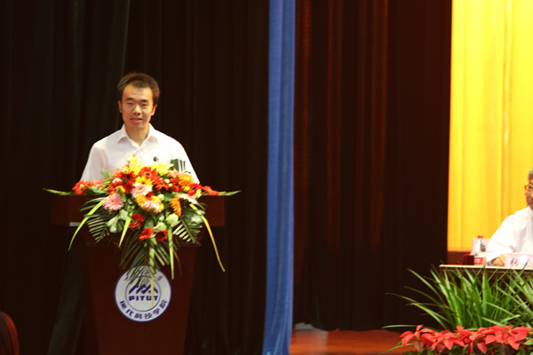 我院举行2012届毕业生毕业典礼