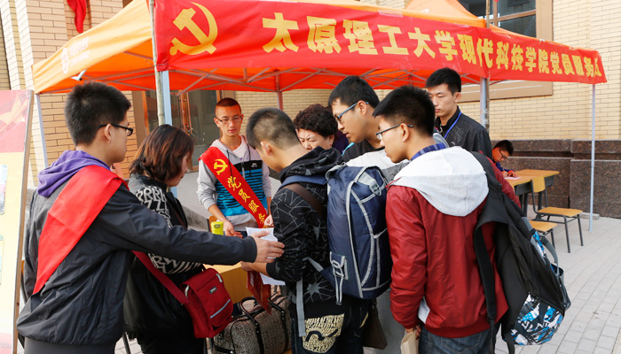 我院第一学生党支部顺利完成迎新服务岗工作 我院第一学生党支部顺利完成迎新服务岗工作