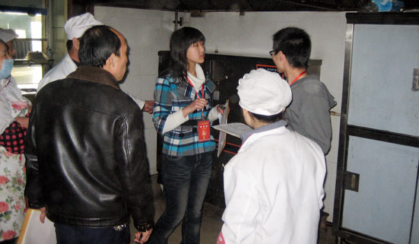院学生会组织生活部人员对我院食堂进行检查 院学生会组织生活部人员对我院食堂进行检查