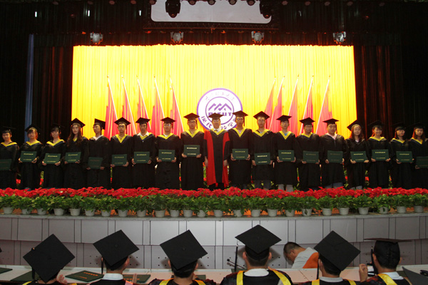 我院举行2012届毕业生毕业典礼