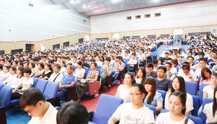 我院隆重举行2015届毕业生毕业典礼暨学位授予大会 我院隆重举行2015届毕业生毕业典礼暨学位授予大会