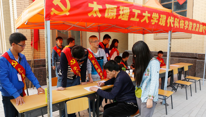 我院第一学生党支部顺利完成迎新服务岗工作 我院第一学生党支部顺利完成迎新服务岗工作