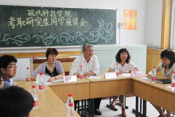 44118太阳成城集团召开2012届考取研究生同学座谈会 44118太阳成城集团召开2012届考取研究生同学座谈会