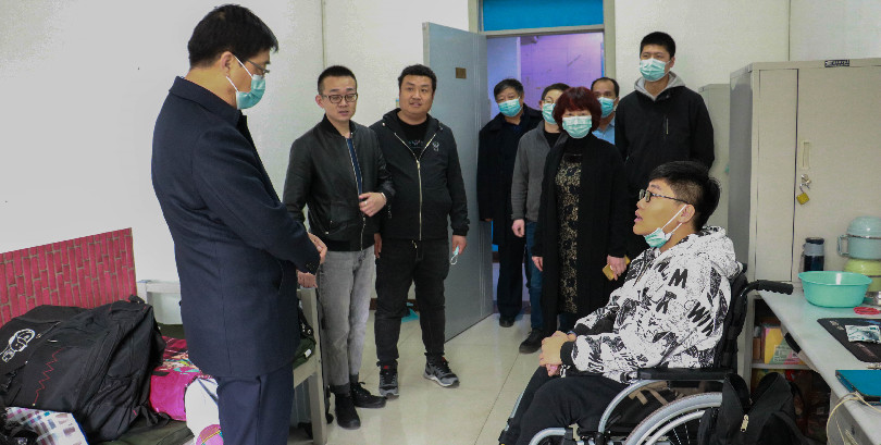 我院领导看望新学期返校学生 我院领导看望新学期返校学生