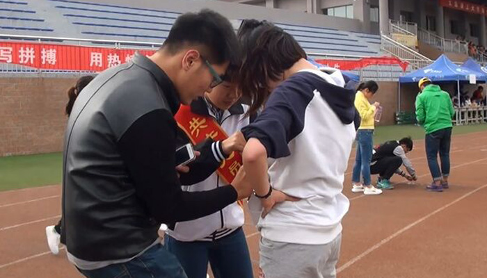 我院第十七学生党支部开展师生田径运动会志愿服务 我院第十七学生党支部开展师生田径运动会志愿服务
