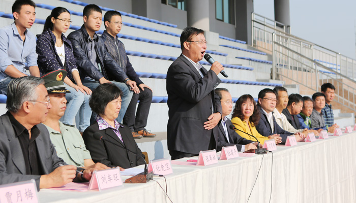 我院举行2015级新生军训汇报表演暨总结表彰大会 我院举行2015级新生军训汇报表演暨总结表彰大会