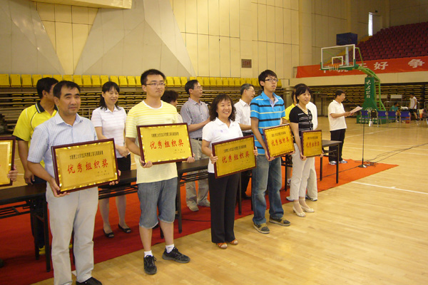我院教工积极参加校2012年教职工羽毛球团体赛 我院教工积极参加校2012年教职工羽毛球团体赛