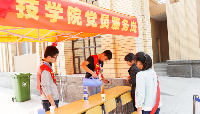 我院第一学生党支部顺利完成迎新服务岗工作 我院第一学生党支部顺利完成迎新服务岗工作