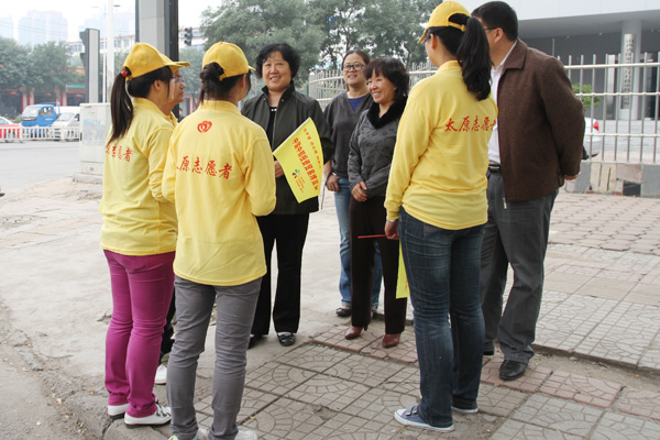 我院领导慰问中博会志愿者 我院领导慰问中博会志愿者