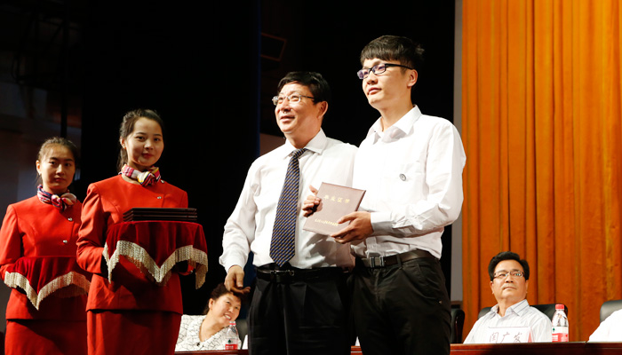 我院隆重举行2014届毕业生毕业典礼暨学位授予大会