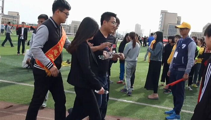 我院第十七学生党支部开展师生田径运动会志愿服务 我院第十七学生党支部开展师生田径运动会志愿服务