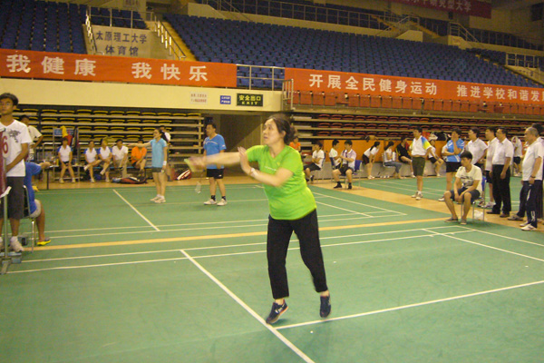我院教工积极参加校2012年教职工羽毛球团体赛 我院教工积极参加校2012年教职工羽毛球团体赛