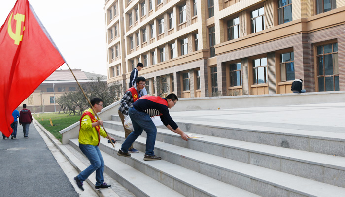 我院第一学生党支部顺利完成迎新服务岗工作 我院第一学生党支部顺利完成迎新服务岗工作