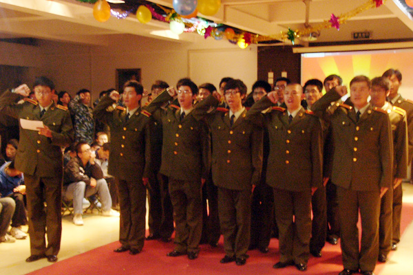 我院国旗护卫队举行三周年队庆晚会 我院国旗护卫队举行三周年队庆晚会