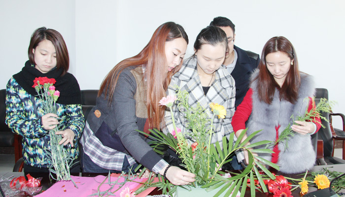 我院举行“青春·知性·美丽”庆祝“三八”妇女节插花比赛 我院举行“青春·知性·美丽”庆祝“三八”妇女节插花比赛