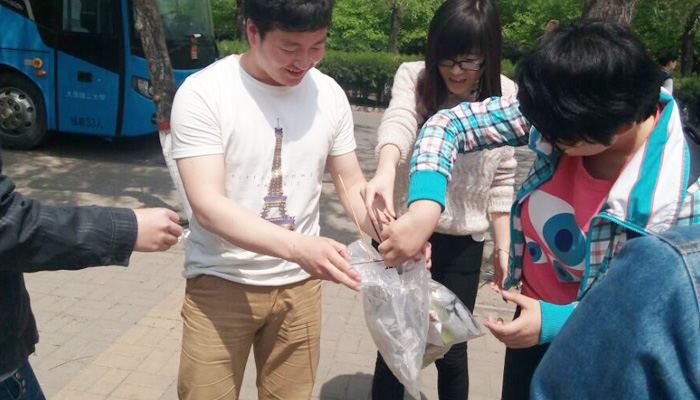 我院第十三、十四、十六学生党支部联合开展以“世界地球日,我们在行动”为主题的系列活动 我院第十三、十四、十六学生党支部联合开展以“世界地球日,我们在行动”为主题的系列活动