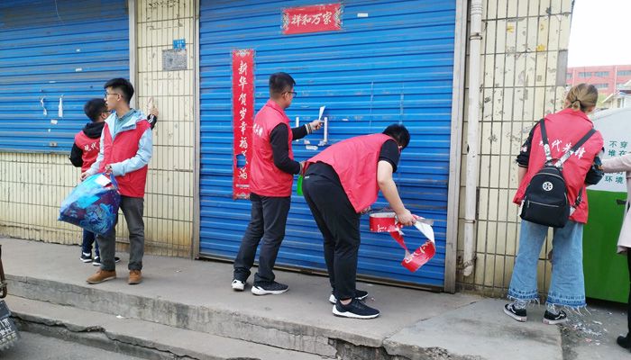 第十七学生党支部开展“践行两学一做,创建文明城市”公益活动 第十七学生党支部开展“践行两学一做,创建文明城市”公益活动