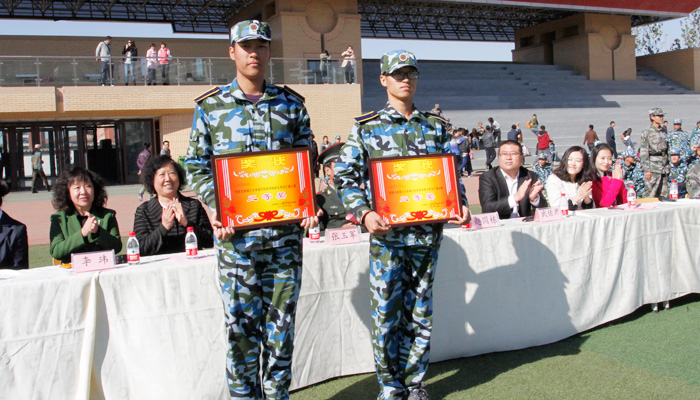 我院举行2013级新生军训汇报表演暨总结表彰大会 我院举行2013级新生军训汇报表演暨总结表彰大会