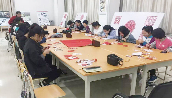 我院孝义校区剪纸文化艺术研究推广工作坊开课